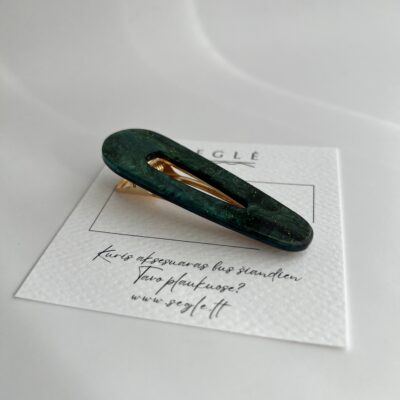 Žalios spalvos plaukų segtukas su metaliniu aukso spalvos užsegimu