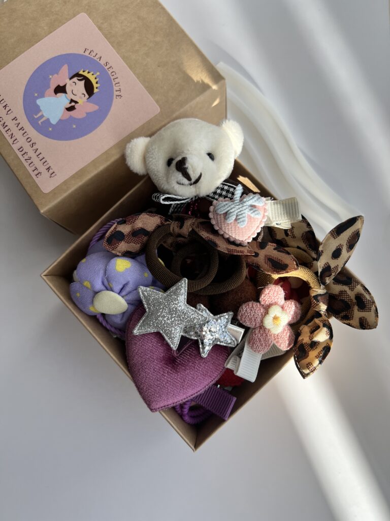 Plaukų aksesuarų dovanų rinkinys mergaitėms. Daug spalvingų plaukų segtukų ir gumyčių rudoje dėžutėje