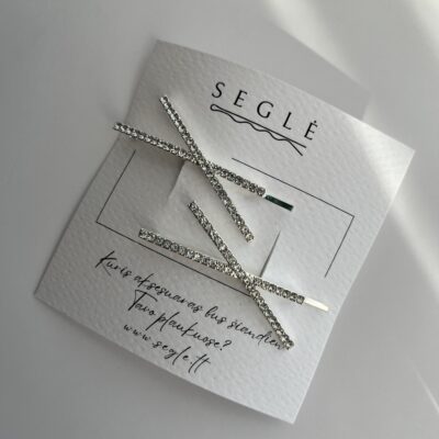 Metaliniai, sidabro spalvos plaukų segtukai dekoruoti blizgančiais akmenukais.