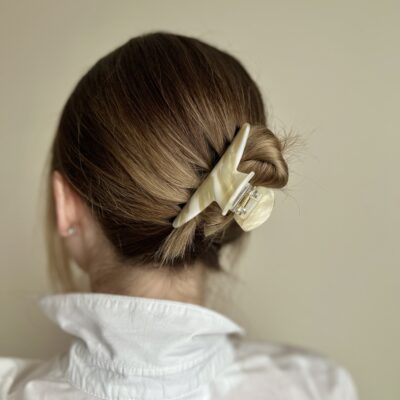 Susegti visi plaukai su šviesios spalvos plaukų segtuku žnyplėmis