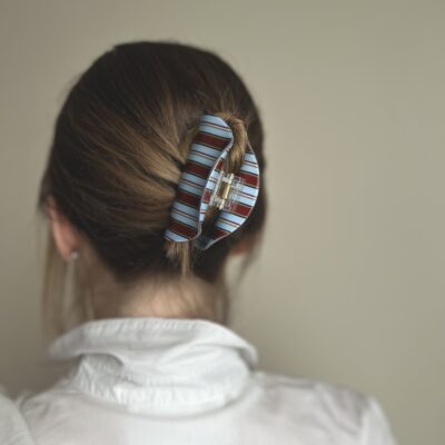 Susegti visi plaukai su retro stiliaus plaukų segtuku žnyplėmis