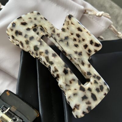 Šviesus leopardinis plaukų segtukas žnyplės