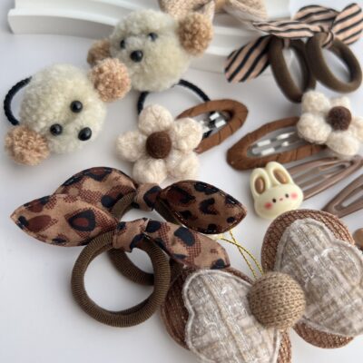 Rusvų spalvų plaukų segtukai ir gumytės mergaitėms