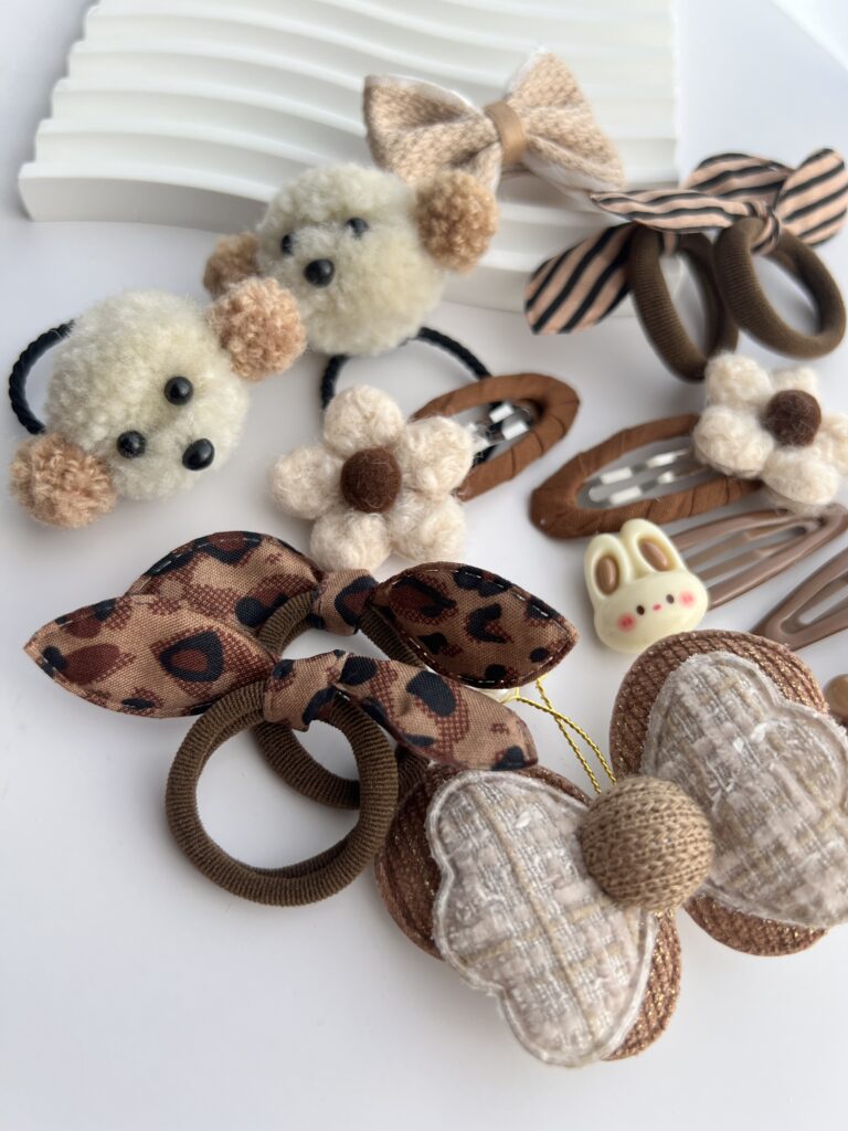 Rusvų spalvų plaukų segtukai ir gumytės mergaitėms