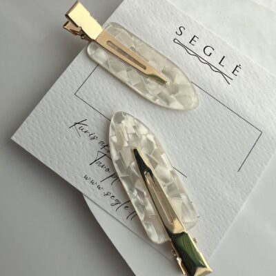 Šviesios spalvos makiažo plaukų segtukai