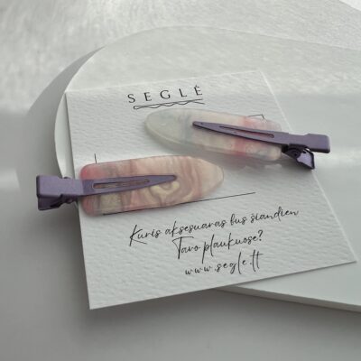 Šviesių violetinių, rausvų ir baltų spalvų makiažo plaukų segtukai