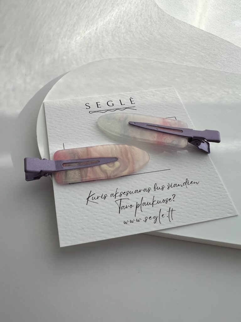 Šviesių violetinių, rausvų ir baltų spalvų makiažo plaukų segtukai