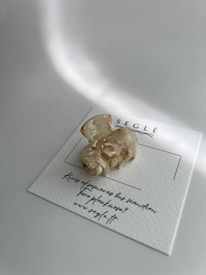 Nedidelis plaukų segtukas žnyplės. Segtukas šviesios rudos spalvos su baltais ornamentais