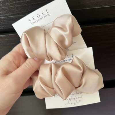 Du plaukų segtukai - kruasanai švieios pudros spalvos.