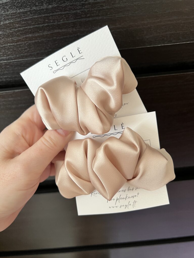 Du plaukų segtukai - kruasanai švieios pudros spalvos.