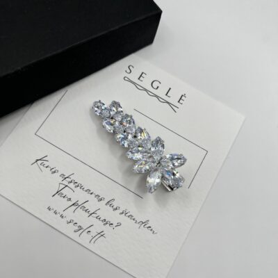 Sidabro spalvos metalinis plaukų segtukas dekoruotas blizgančiais cirkoniais. cirkoniai išdėstyti gėlės forma