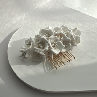 Plaukų sagė nuotakoms. sagė metalinė aukso spalvos, dekoruota baltomis lelijomis