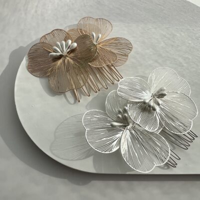 Metalinės gėlės formos sagės plaukams