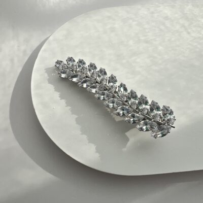 Metalinis sidabro spalvos plaukų segtukas dekoruotas blizgančiais cirkoniais.