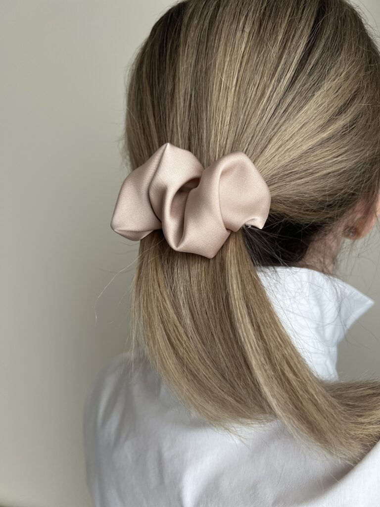 Susegti visi plaukai su pudros spalvos plaukų segtuku