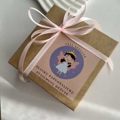 Ruda plaukų aksesuarų dovanų dėžutė mergaitėms perrišta rausvu kaspinėliu su fėjos lipduku