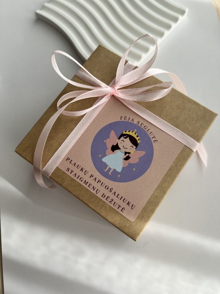 Ruda plaukų aksesuarų dovanų dėžutė mergaitėms perrišta rausvu kaspinėliu su fėjos lipduku