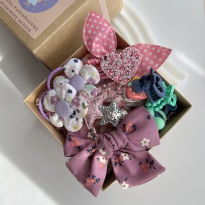 Spalvingi plaukų aksesuarai mergaitėms rudoje dėžutėje