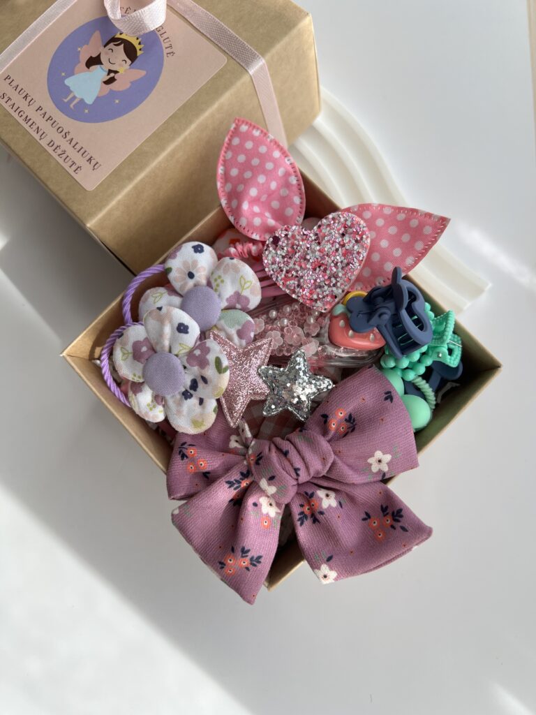 Spalvingi plaukų aksesuarai mergaitėms rudoje dėžutėje