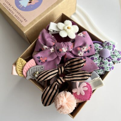 Plaukų segtukų ir gumyčių rinkinys mergaitėms. Aksesuarai rudoje dėžutėje
