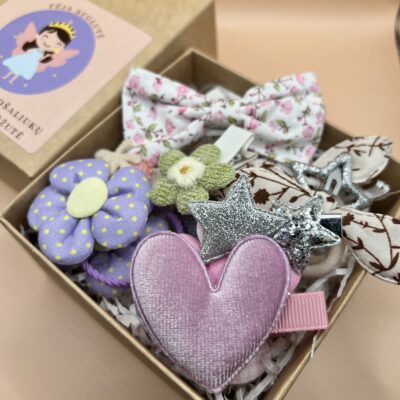 Plaukų segtukų ir gumyčių rinkinys mergaitėms rudoje dėžutėje