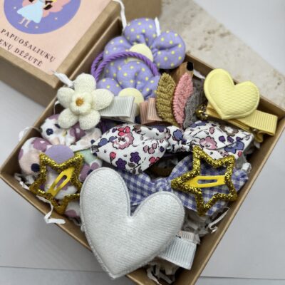 Spalvingi plaukų segtukai ir gumytės mergaitėms. Aksesuarai rudoje dėžutėje