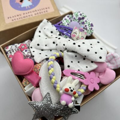 Plaukų aksesuarų dovanų rinkinys mergaitėms. Vaikiški plaukų segtukai ir gumytės rudoje dėžutėje