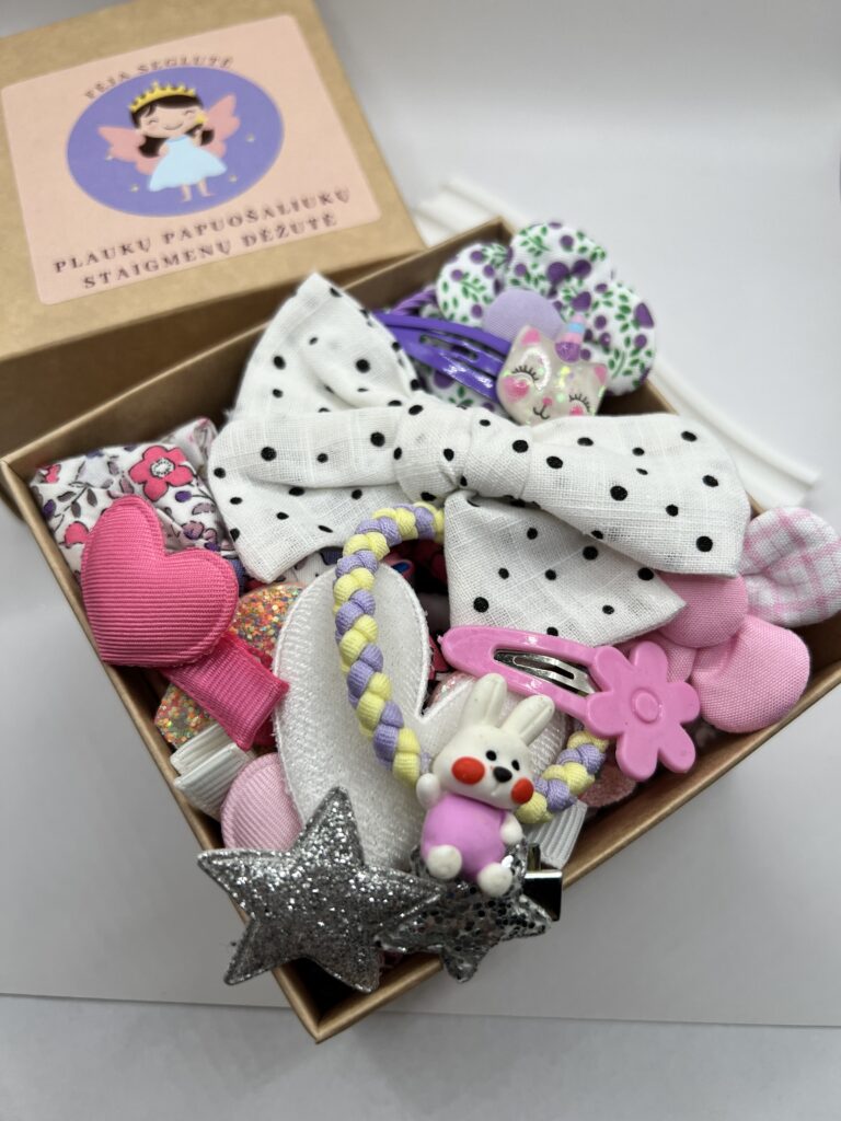 Plaukų aksesuarų dovanų rinkinys mergaitėms. Vaikiški plaukų segtukai ir gumytės rudoje dėžutėje