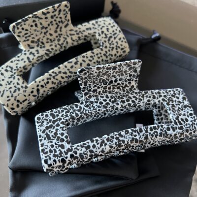 Dideli plaukų segtukai baltos ir kreminės spalvos su juodais taškeliais