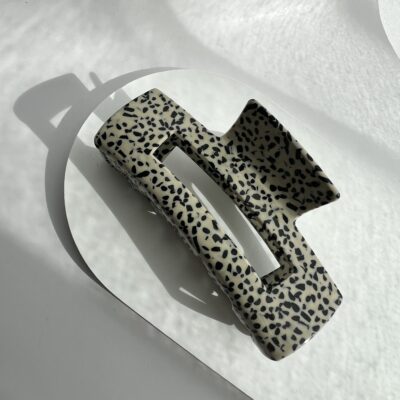 Didelis plaukų segtukas žnyplės. Segtukas kreminės spalvos su juodais taškeliais