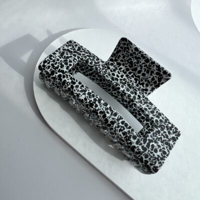 Didelis plaukų segtukas baltos spalvos su juodais taškeliais