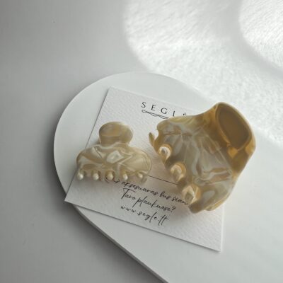 Du nedideli plaukų segtukai žnyplės baltų ir kreminių spalvų