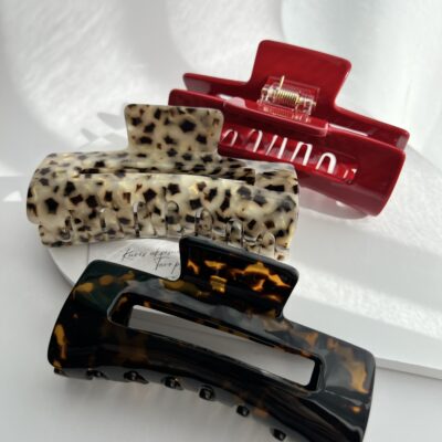 Trys dideli plaukų segtukai žnyplės. Segtukas raudonos splavos, tamsiai rudas ir leopardinis