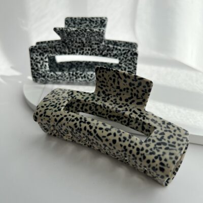 Du dideli plaukų segtukai kreminės ir juodos spalvos su juodais taškeliais