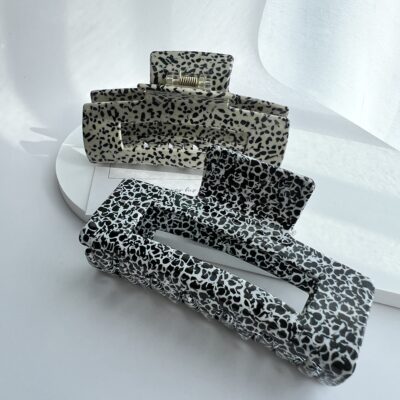 Dideli plaukų segtukai žnyplės. Segtukai baltos ir kreminės spalvos su juodais taškeliais