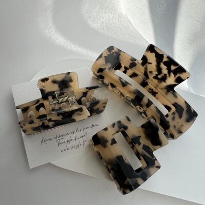 Trys migdolinės spalvos plaukų segtukai žnyplės