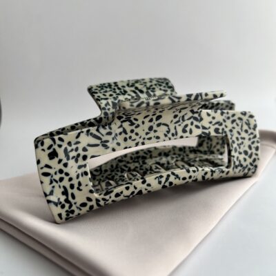 Kreminės spalvos su juodais taškeliais plaukų segtukas