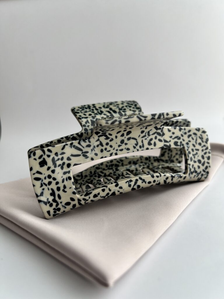 Kreminės spalvos su juodais taškeliais plaukų segtukas