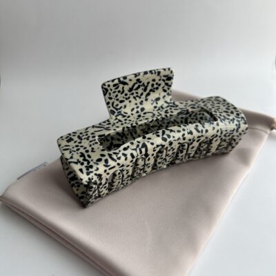 Kreminės spalvos su juodais taškeliais plaukų segtukas žnyplės