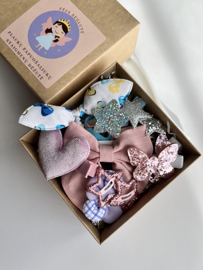 Spalvingi plaukų segtukai ir gumytės mergaitėms rudoje dėžutėje