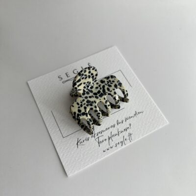 Nedidelis kreminės spalvos su juodais taškeliais plaukų segtukas žnyplės