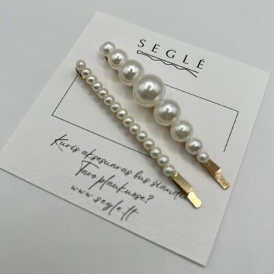 Du metaliniai aukso spalvos plaukų segtukai dekoruoti netikrais perlais