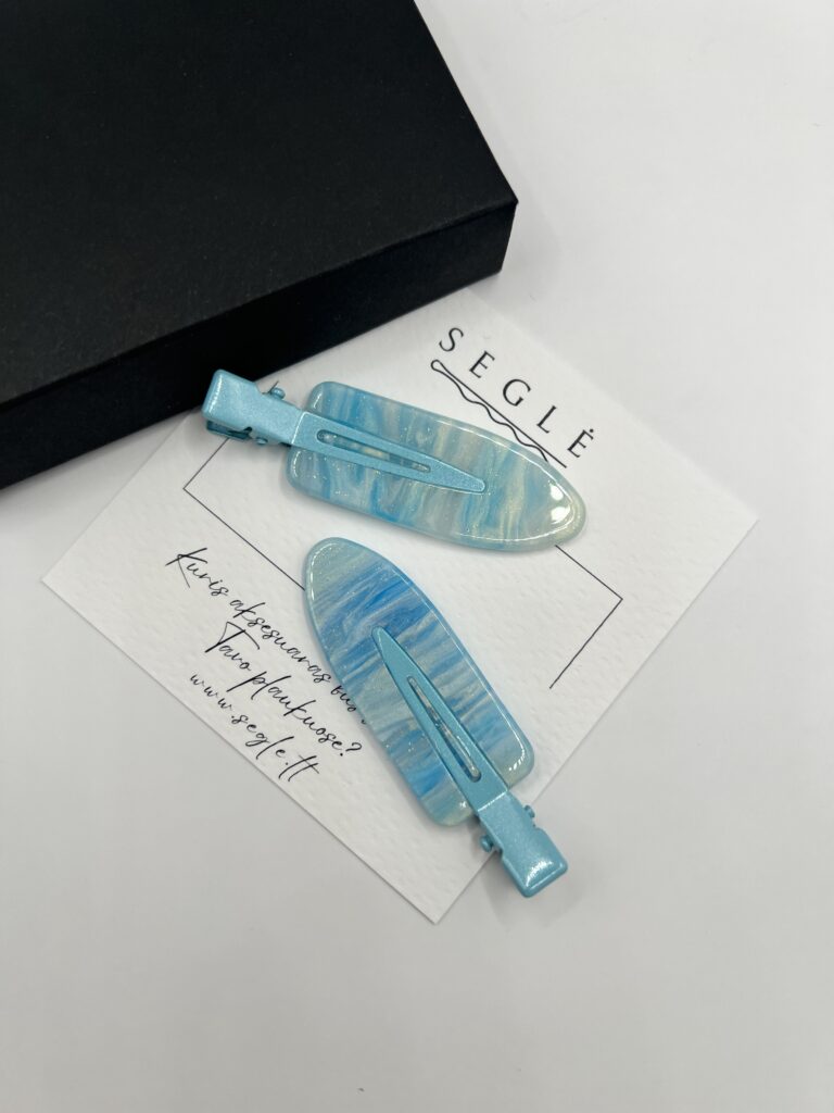 Šviesiai mėlynos spalvos makiažo plaukų segtukai