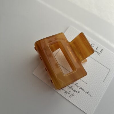 Šviesios kavos spalvos kvadratinis plaukų segtukas žnyplės