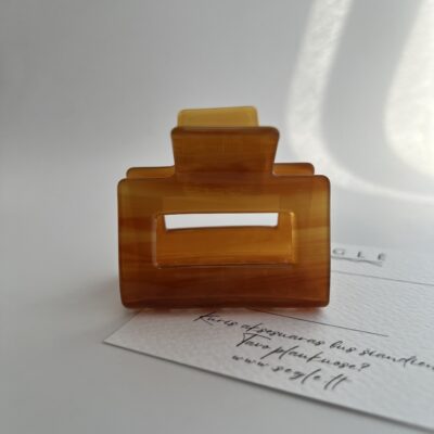 Šviesios kavos spalvos kvadratinis plaukų segtukas žnyplės. Segtukas vidutinio dydžio