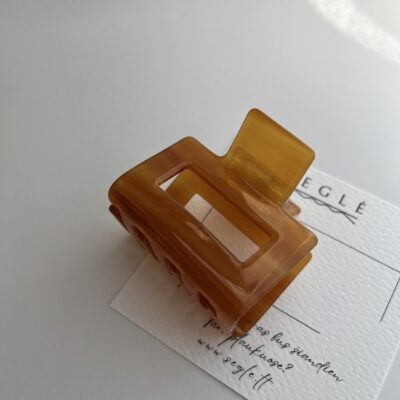 Šviesios kavos spalvos plaukų segtukas žnyplės. Segtukas vidutinio dydžio, kvadratinės formos