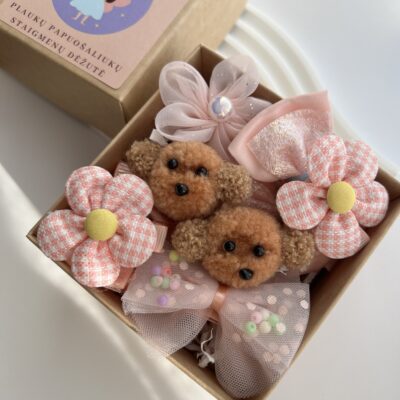 Plaukų aksesuarų rinkinys mergaitėms rudoje dėžutėje. Gėlės formos pasteliniai rausvi plaukų segtukai ir plaukų gumytės su šuniukais mergaitėms