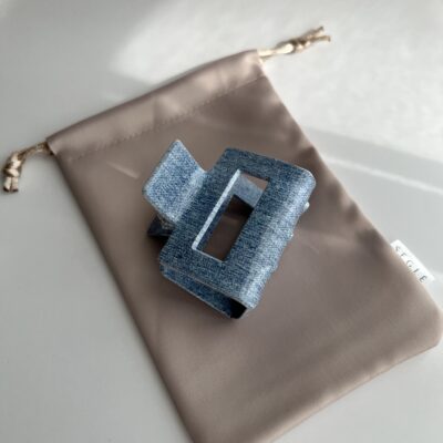 Vidutinio dyžio, šviesių džinsų spalvos plaukų segtukas žnyplės