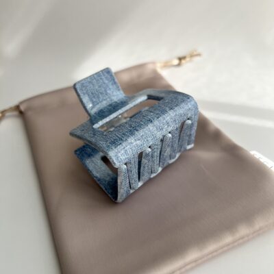 Šviesių džinsų spalvos plaukų segtukas