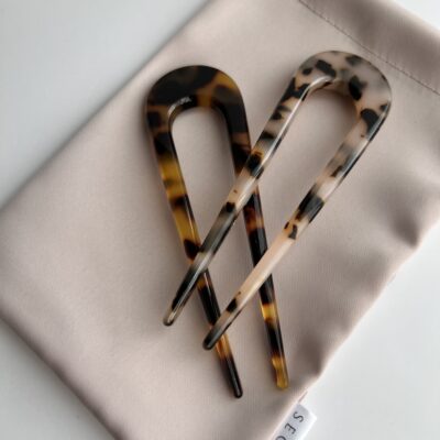 Smeigtukai plaukams rudų spalvų su juodomis dėmelėmis